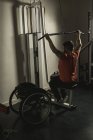 Handicapped homem trabalhando fora lat puxldown formação no ginásio — Fotografia de Stock