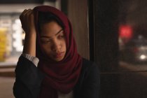 Femme d'affaires inquiète dans hijab détente à la cafétéria de bureau — Photo de stock