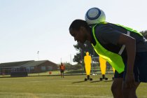 Fußballer übt mit Ball auf dem Feld — Stockfoto