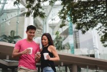 Щаслива пара використовує мобільний телефон у місті — стокове фото