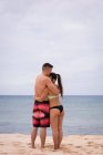 Vista posteriore di coppia che si abbracciano in spiaggia — Foto stock