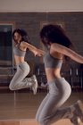 Junge Tänzerin tanzt im Tanzstudio — Stockfoto