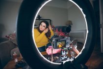 Schöne weibliche Vlogger Anwendung Wimperntusche zu Hause — Stockfoto