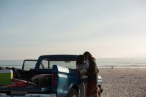 Coppie romantiche in spiaggia in una giornata di sole — Foto stock