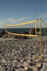 Red de voleibol vacía en la playa - foto de stock