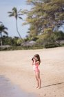 Menina clicando foto do mar com câmera na praia — Fotografia de Stock