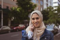 Beautiful urban hijab woman talking on mobile phone at street — Stock Photo