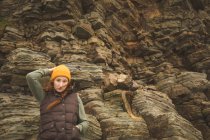 Красивая женщина-туристка прислонилась к скале — стоковое фото