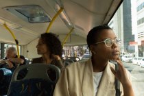 Donna premurosa che guarda attraverso la finestra mentre viaggia in autobus — Foto stock