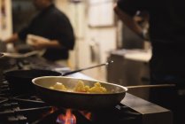 Essen wird in der Küche des Restaurants zubereitet — Stockfoto