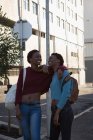 Gemelli fratelli e sorelle si divertono in strada in una giornata di sole — Foto stock