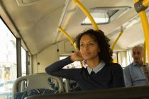 Femme réfléchie voyageant dans le bus — Photo de stock