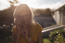 Крупним планом літня жінка розмовляє на мобільному телефоні — стокове фото