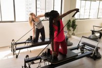 Дві жінки вправляються на розтяжці в фітнес-студії — стокове фото