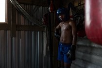 Joven boxeador masculino practicando boxeo en gimnasio - foto de stock