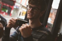 Щасливий чоловік має каву в кафе — стокове фото