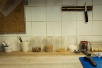 Различные виды, расположенные в банке на кухне — стоковое фото