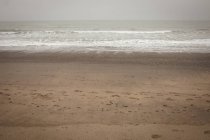 Mer et plage par une journée calme — Photo de stock