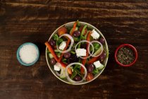 Blick auf Salat, der in einer Schüssel serviert wird — Stockfoto