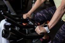 Mujer discapacitada haciendo ejercicio en un ciclo de gimnasio - foto de stock