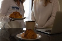 Лесбиянки завтракают дома на кухне — стоковое фото