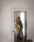 Jovem mulher aplicando batom em casa — Fotografia de Stock