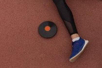 Partie basse de l'athlète féminine avec lancer de disque — Photo de stock