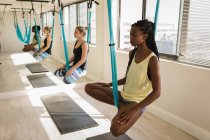 Frauengruppe trainiert auf Schaukel-Hängematte im Fitnessstudio — Stockfoto