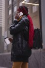 Молодая женщина разговаривает по мобильному телефону на городской улице — стоковое фото