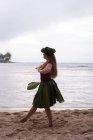 Bailarina de hula de Hawaii en traje bailando en la playa - foto de stock