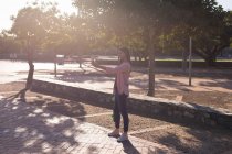 Жінка приймає селфі в парку в сонячний день — стокове фото