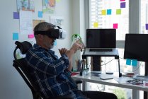 Зрілий чоловік використовує гарнітуру віртуальної реальності вдома — стокове фото