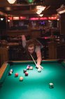 Mann spielt Snooker im Nachtclub — Stockfoto