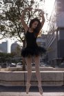 Mulher bonita realizando balé na cidade — Fotografia de Stock