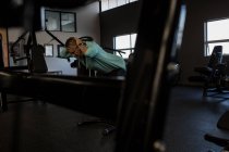 Женщина-инвалид, занимающаяся в тренажерном зале — стоковое фото