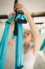 Frau hält Schaukel-Hängematte im Fitnessstudio — Stockfoto