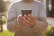 Крупним планом літній чоловік використовує мобільний телефон — стокове фото