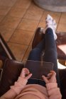 Mädchen benutzt digitales Tablet aus Glas im heimischen Wohnzimmer — Stockfoto