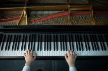 Vista aerea della studentessa che suona il pianoforte nella scuola di musica — Foto stock