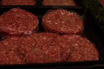Gros plan sur la viande emballée dans la boucherie — Photo de stock