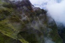 Гора на побережье На Пали — стоковое фото