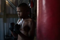 Молодой боксер занимается боксом в фитнес-студии — стоковое фото