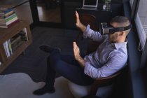 Бізнесмен, використовуючи віртуальну реальність гарнітуру в офісі — стокове фото