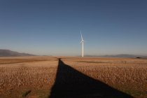 Ветряная мельница на ветряной электростанции в дневное время — стоковое фото