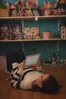 Дівчина використовує цифровий планшет у вітальні вдома — стокове фото