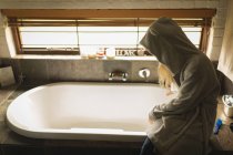 Девушка, сидящая дома в ванной — стоковое фото