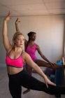 Deux femmes exécutant un exercice de barre dans un studio de fitness — Photo de stock