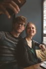 Giovane coppia prendendo un selfie nel caffè — Foto stock