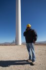 Ingénieur parlant sur téléphone portable au parc éolien — Photo de stock