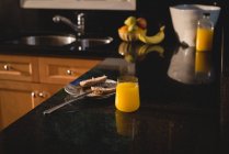 Шматочок хліба і соку на кухонній стільниці вдома — стокове фото